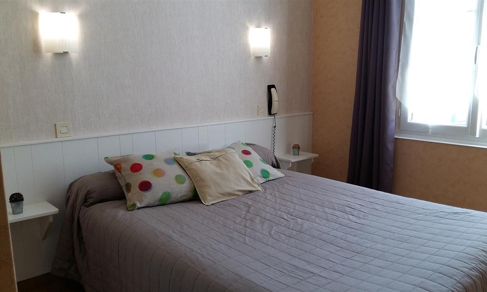 Chambre "standard" pour 2 avec lit double - Hôtel St Gilles Croix de Vie (85)