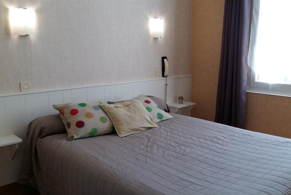 Chambre "standard" pour 2 avec lit double - Hôtel St Gilles Croix de Vie (85)