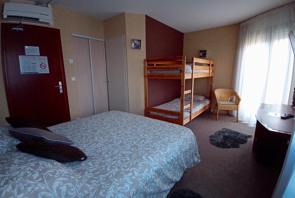 hotel st gilles croix de vie - chambre famille