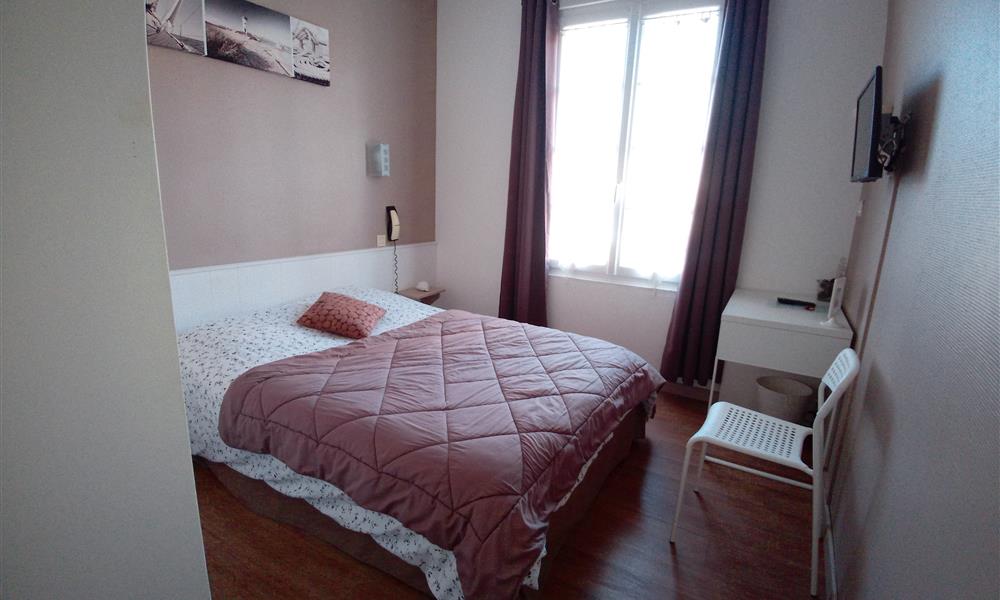 Chambre "standard" pour 2 avec lit double - Hôtel St Gilles Croix de Vie (85)
