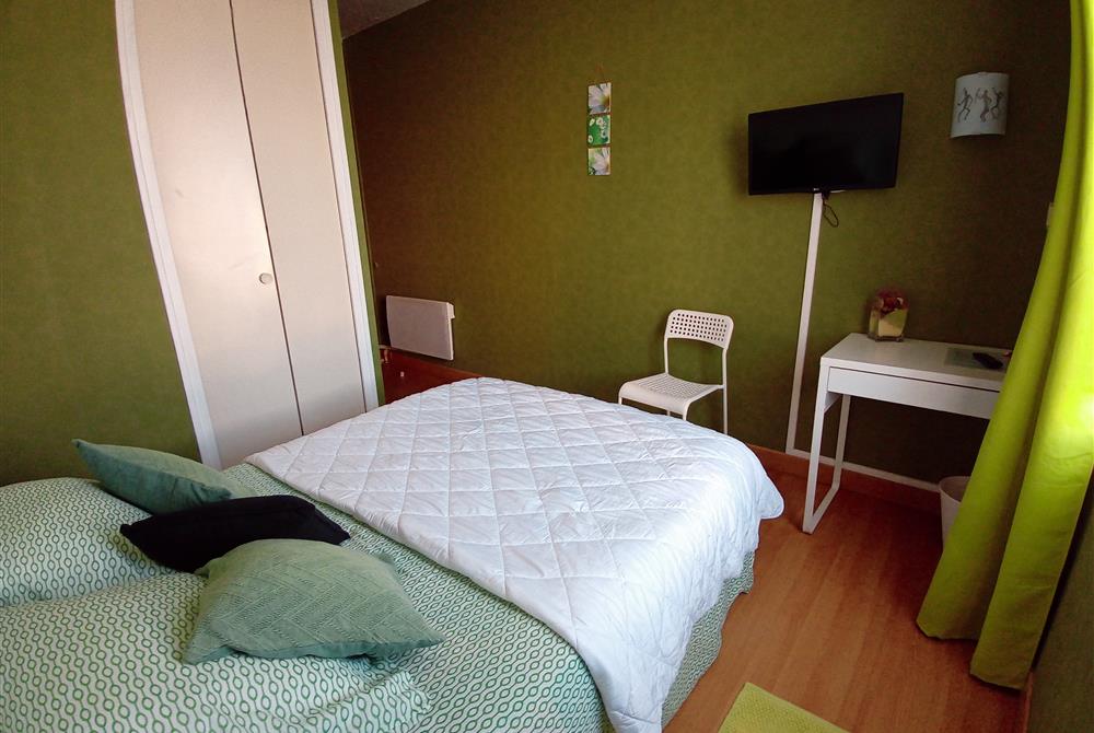 Chambre "standard" pour 2 avec lit double - Hôtel St Gilles Croix de Vie (85)