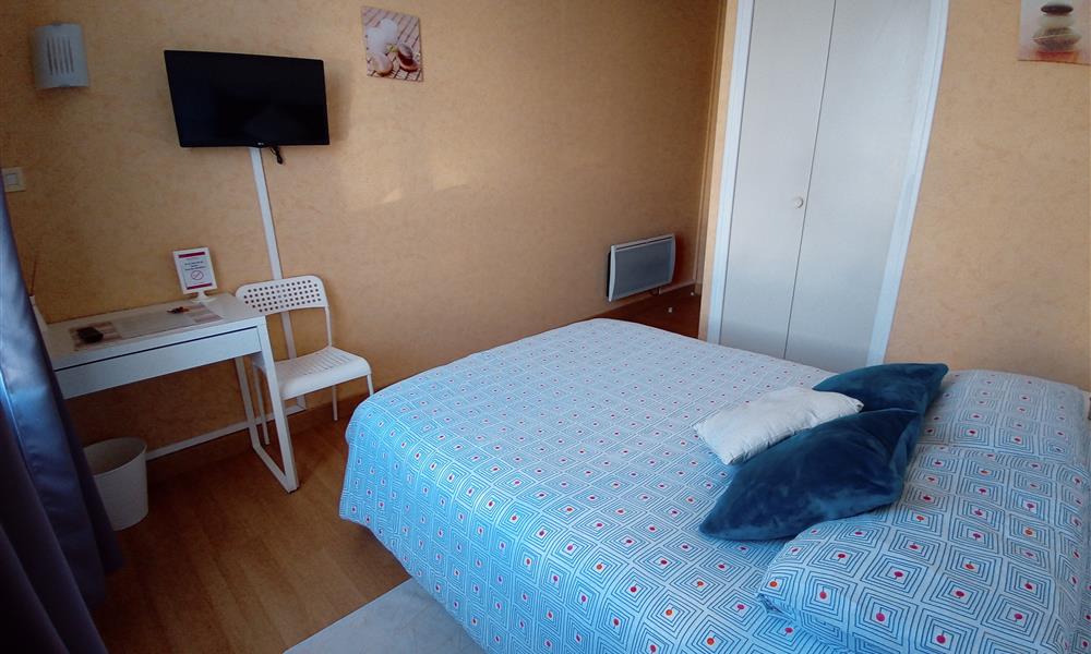 Chambre "standard" pour 2 avec lit double - Hôtel St Gilles Croix de Vie (85)