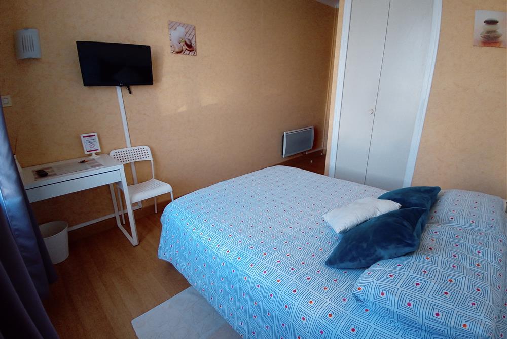 Chambre "standard" pour 2 avec lit double - Hôtel St Gilles Croix de Vie (85)