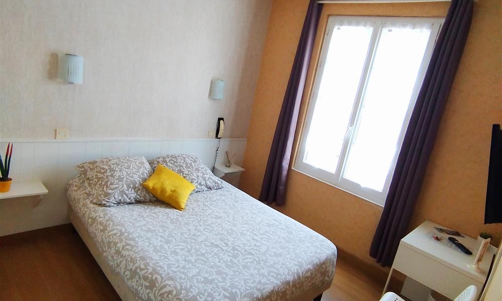 Chambre "standard" pour 2 avec lit double - Hôtel St Gilles Croix de Vie (85)