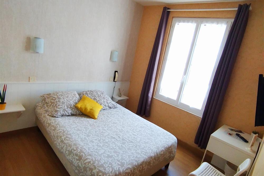 Chambre "standard" pour 2 avec lit double - Hôtel St Gilles Croix de Vie (85)