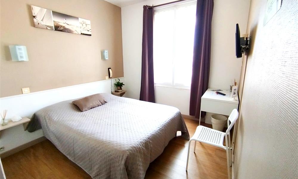 Chambre "standard" pour 2 avec lit double - Hôtel St Gilles Croix de Vie (85)