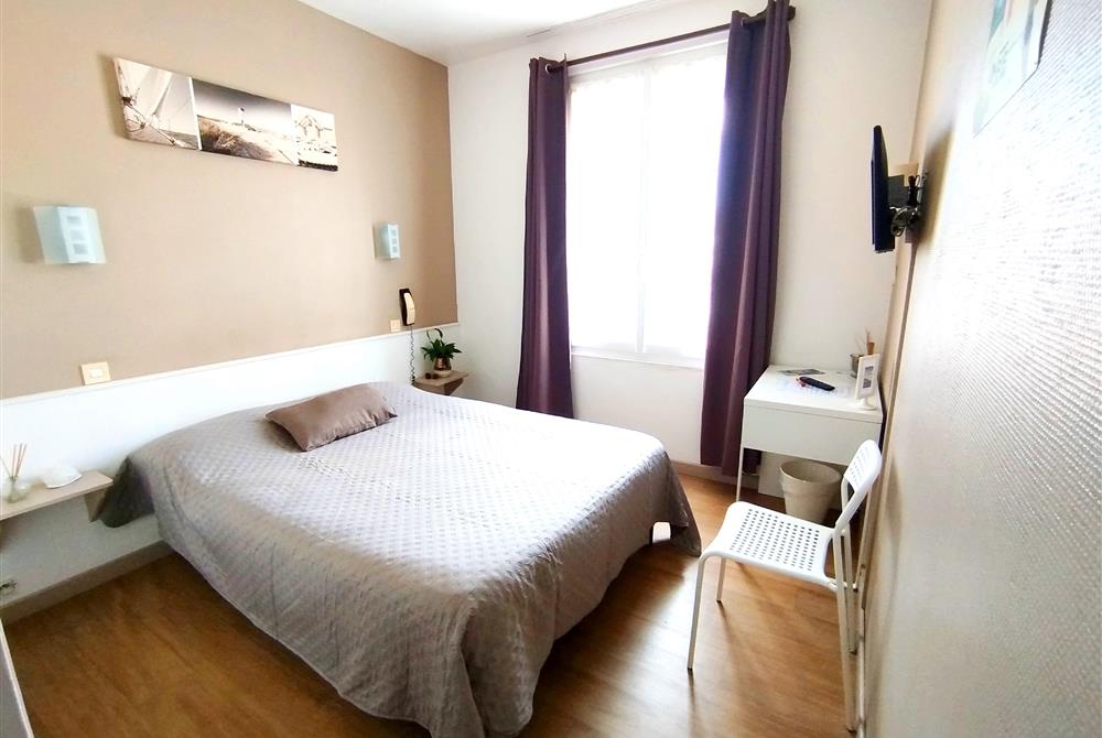 Chambre "standard" pour 2 avec lit double - Hôtel St Gilles Croix de Vie (85)