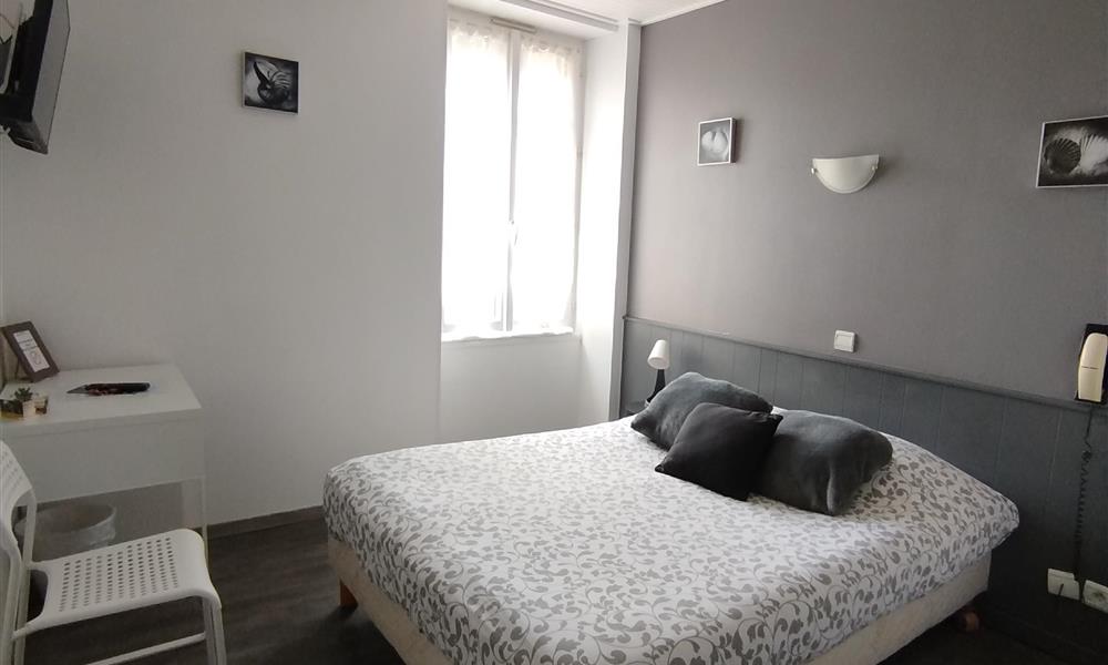 Chambre "standard" pour 2 avec lit double - Hôtel St Gilles Croix de Vie (85)