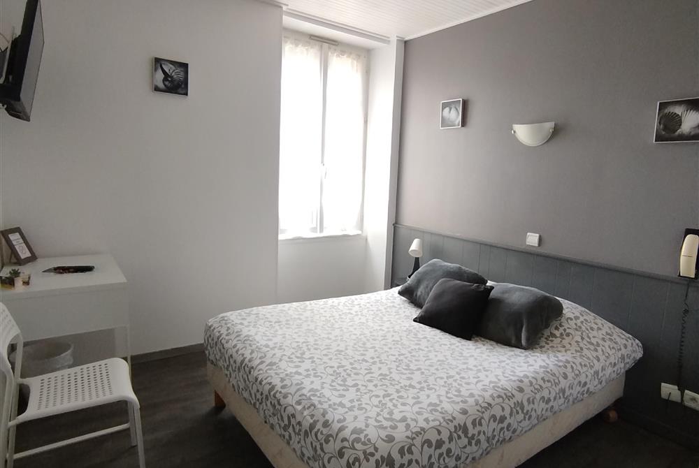 Chambre "standard" pour 2 avec lit double - Hôtel St Gilles Croix de Vie (85)